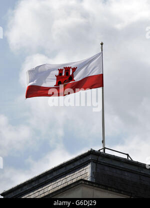 Die Flagge von Gibraltar überfliegt das Außenministerium in Whitehall, London, während des Nationaltages von Gibraltar, zum Gedenken an den Jahrestag des ersten Referendums über die britische Staatsbürgerschaft des Überseeraums. Stockfoto