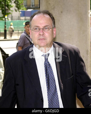 Lord Falconer, der neu ernannte Sekretär für konstitutionelle Angelegenheiten, kommt im Scottish Office in London an, wo er mit dem schottischen Ersten Minister Jack McConnell und dem Verkehrsminister Alistair Darling zusammentreffen wird. * bei der Kabinettsumbildung in der vergangenen Woche wurde angekündigt, dass Alistair Darling zusätzlich zu seiner derzeitigen Rolle als Verkehrssekretär den Posten des Staatssekretärs für Schottland übernehmen würde. Die schottischen und walisischen Büros fallen nun unter die letztendliche Verantwortung von Lord Falconers Department of Constitutional Affairs. 30/6/03: Schlecht-leistungsfähigste Gerichte sind zu benennen und Stockfoto