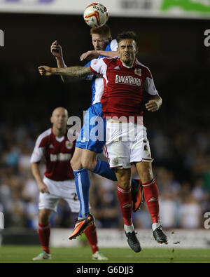 Bristol Rovers Matt Harrold gewinnt den Kopfball gegen das Marlon Pack von Bristol City während des Spiels der Johnstones Paint Trophy in Ashton Gate, Bristol. Stockfoto