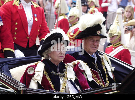 Die britische Königin Elizabeth II. Und der Herzog von Edinburgh werden nach der jährlichen Zeremonie der Garter-Prozession von der St. George's Chapel vertrieben. * der Garter ist Großbritanniens höchste Ehre, die die Königin Männern und Frauen für herausragende Leistungen und den Dienst an der Nation verleiht. Für Fans von Prunk und Zeremonie ist der Glanz des Garter Day im Windsor Castle schwer zu schlagen. Stockfoto