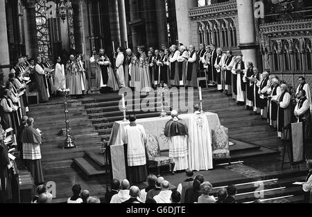 Papst Johannes Paul II. Und der Erzbischof von Canterbury, Dr. Robert Runcie (rechts) vor dem Hochaltar in der Kathedrale von Canterbury zu Beginn des historischen Dienstes. Stockfoto