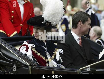 Die Königliche Prinzessin mit Ehemann Commander Tim Laurence während der jährlichen Zeremonie der Garter-Prozession im Schloss Windsor. * der Garter ist Großbritanniens höchste Ehre, die die Königin Männern und Frauen für herausragende Leistungen und den Dienst an der Nation verleiht. Stockfoto