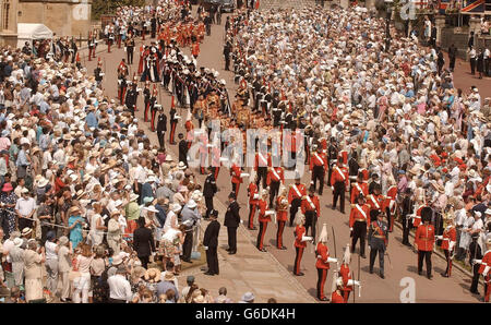 Die jährliche Zeremonie der Garter-Prozession im Schloss Windsor. Der Garter ist Großbritanniens höchste Ehre, die die Königin Männern und Frauen für herausragende Leistungen und den Dienst an der Nation verleiht. Stockfoto