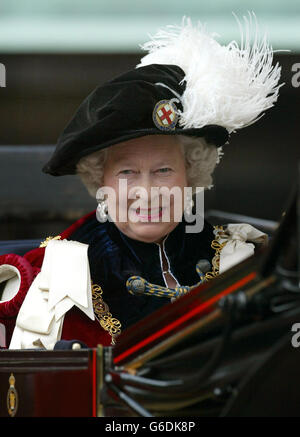 Die britische Königin Elizabeth II. Kommt in St. George's Chapel, Windsor Castle, Berkshire an. Die Königin nahm an der jährlichen Prozession des Strumpfordens Teil, in der neue Ritter ihren königlichen Eid ablegen und in die Insignien investiert werden. Der höchste Ritterorden in Großbritannien, *..der Edle Orden des Gewänders wurde 1348 von Edward III. Gegründet und ist auf 25 Begleitschritter und den Souverän - die Königin - beschränkt. Stockfoto