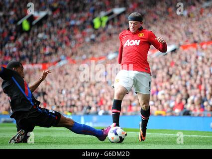 Fußball - Barclays Premier League - Manchester United gegen Crystal Palace - Old Trafford. Wayne Rooney von Manchester United (rechts) vermeidet ein Gefecht von Adrian Mariappa, dem Crystal Palace Stockfoto