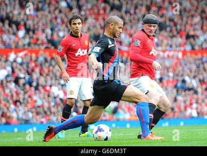 Fußball - Barclays Premier League - Manchester United gegen Crystal Palace - Old Trafford. Wayne Rooney von Manchester United (rechts) und Adlene Guedioura von Crystal Palace kämpfen um den Ball Stockfoto