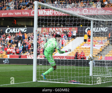 Swindon Town Torwart Wes Foderingham blickt zurück auf den Ball über die Torlinie nach Wolverhampton Wanderers Scott Golbourne punktet, während der Sky Bet League ein Spiel auf dem Molineux, Wolverhampton. Stockfoto