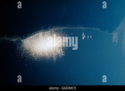 LUFTAUFNAHME DER SONNE REFLEKTIERT WASSER DES LONG ISLAND SOUND; LONG ISLAND, NEW YORK; USA Stockfoto
