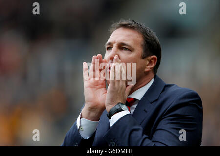 Fußball - Barclays Premier League - Hull City Tigers gegen Cardiff City - KC Stadium. Cardiff City-Manager Malky Mackay ruft während des Spiels der Barclays Premier League im KC Stadium, Hull, seine Befehle aus. Stockfoto