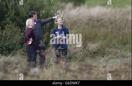 Nick Clegg, Vorsitzender der Liberaldemokraten, mit Dr. Maggie Keegan (links), Head of Policy des Scottish Wildlife Trust, und Laura Cunningham (rechts), Projektleiterin von Cathkin Marsh bei Glasgow, während der Herbstkonferenz der Liberaldemokraten in Glasgow, Schottland, bei einem Besuch bei Cathkin Marsh in der Nähe von Glasgow. Stockfoto