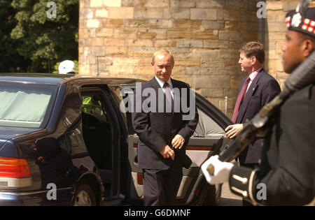 Der russische Präsident Wladimir Putin kommt zum privaten Mittagessen im Holyrood-Haus in Edinburgh an. Als Präsident Putins Gefolge durch die Tore fuhr, warf sich ein Protestler vor das Auto des Präsidenten. * der Demonstrator, der Parolen rief, die den Krieg in Tschetschenien angriffen, wurde von Polizisten zu Boden gerungen und zur Vernehmung mitgenommen. Stockfoto