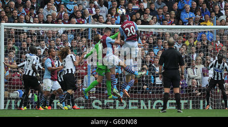 Christian Benteke von Aston Villa erzielt beim Spiel in der Barclays Premier League in Villa Park, Birmingham, das Trostziel seines Teams. Stockfoto