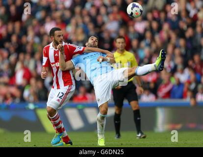 Stoke Citys Marc Wilson (links) tötelt mit Alvaro Negredo von Manchester City während des Spiels der Barclays Premier League im Britannia Stadium, Stoke on Trent. Stockfoto