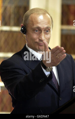 Der russische Präsident Wladimir Putin beantwortet Fragen bei einer Fragestunde in der Signet Library in Edinburgh. Putin befindet sich derzeit auf einem offiziellen Staatsbesuch in Großbritannien. Stockfoto