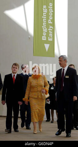 Ljudmila Putina, Ehefrau des russischen Präsidenten Wladimir Putin, lässt die Anfänge der frühen Menschen während eines kurzen Besuchs im schottischen Nationalmuseum von Edinburgh ausstellen. Stockfoto