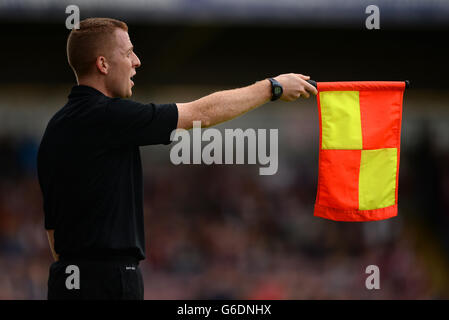 Fußball - Sky Bet League Two - Northampton Town / Scunthorpe United - Sixfields Stadium. Detailansicht der Flagge des Linienfahrers, während er sie hebt, um sie zu signalisieren Stockfoto