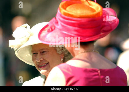 Die britische Königin Elizabeth II. Nimmt an einer Gartenparty im Palace Holyroodhouse, Edinburgh, Schottland, Teil. Stockfoto