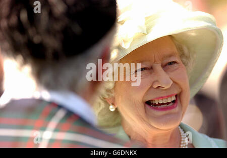 Die britische Königin Elizabeth II. Nimmt an einer Gartenparty im Palace Holyroodhouse, Edinburgh, Schottland, Teil. Stockfoto