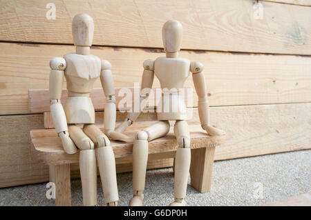 Dummy-Holz Mann handeln aus Holz traurig Sit Sit-on- Stockfoto