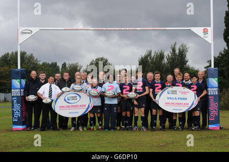 Die englische Rugby-2015-Botschafterin Maggie Alphonsi trifft sich mit Schülern der Barr Beacon School und Mitgliedern des Aston Old Edwardians Rugby Club zu einer Rugby-Sitzung. Sie nutzt neue Beiträge der RFU-Initiative „Beiträge in Parks“, um den zweijährigen Countdown für die Spiele der Rugby-Weltmeisterschaft 2015 zu markieren Birmingham im Twickenham Park, Birmingham. Stockfoto