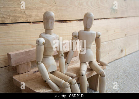 Dummy-Holz Mann handeln aus Holz traurig Sit Sit-on- Stockfoto