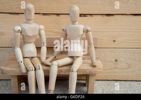 Dummy-Holz Mann handeln aus Holz traurig Sit Sit-on- Stockfoto