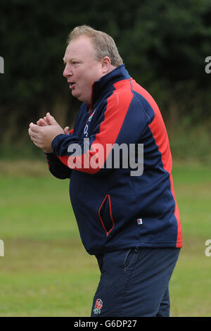 England Women's Coach Gary Street bei einem Event zur Feier des zweijährigen Countdowns zu den Spielen der Rugby-Weltmeisterschaft 2015, die nach Birmingham im Twickenham Park in Birmingham kommen. Stockfoto