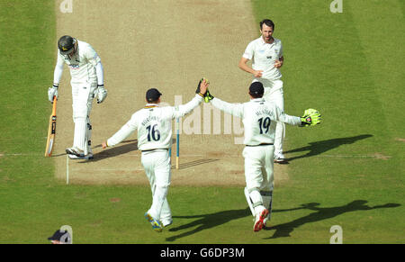 Graham Onions von Durham (oben rechts) feiert das Dickicht von Michael Lumb von Nottinghamshire während des Spiels LV= County Championship Division One im Emirates Durham ICG, Chester-Le-Street. Stockfoto