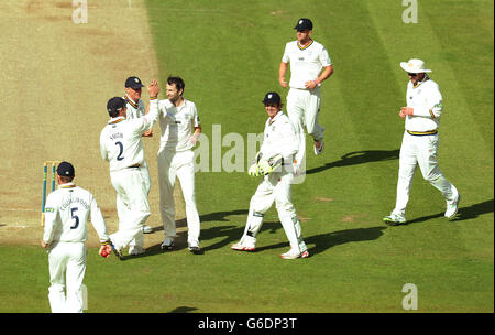 Graham Onions von Durham feiert das Dickicht von Michael Lumb aus Nottinghamshire während des Spiels LV= County Championship Division One im Emirates Durham ICG, Chester-Le-Street. Stockfoto