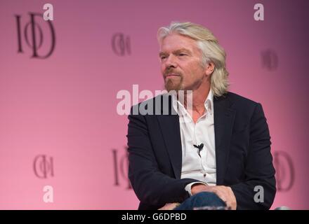 Der Gründer der Virgin Group Sir Richard Branson spricht an der Jahrestagung des Institute of Directors (IoD) in der Royal Albert Hall in London. Stockfoto