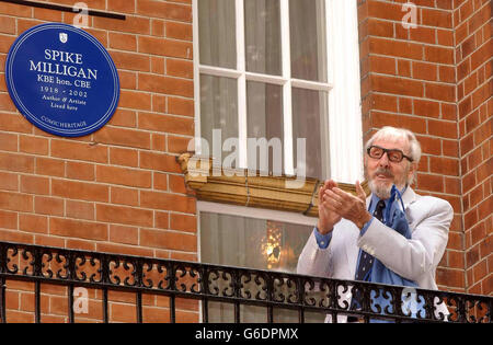 Schauspieler Eric Sykes bei 9 Orme Close in London, nachdem er die Gedenktafel Comic Heritage Blue im ehemaligen Zuhause des Komikers Spike Milligan enthüllt hatte. Stockfoto