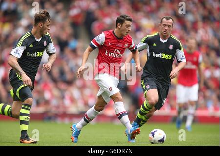 Arsenals Mesut Ozil in Aktion, als Charlie Adam (rechts) von Stoke City anschaut Stockfoto