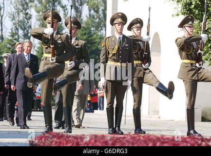 Der Prinz von Wales kommt auf dem Piskarevskoye Friedhof außerhalb von St. Petersburg, Nordrussland für eine Kranzniederlegung. Es ist der größte Kriegsfriedhof der Welt und eine ergreifende Erinnerung an die Tausende, die verhungerten, erfroren oder an Krankheiten starben. * als die Deutschen inszenierten ihren anhaltenden und erfolglosen Versuch, die Stadt jetzt als St. Petersburg bekannt zu nehmen. Charles wird jenen Tribut zollen, die ihr Leben verloren haben, als er sich bei seinem ersten Besuch in der ehemaligen Sowjetunion seit fast zehn Jahren auf eine dreitägige Reise durch Russland begibt. Stockfoto