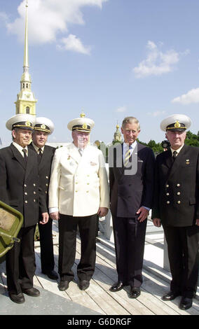 Der Prinz von Wales posiert mit der pensionierten Waffencrew, nachdem er das Mittagsgewehr auf die Naryskin Zinnen im Zentrum von St. Petersburg, Nordrussland, abgefeuert hat. Der Prinz würdigte mehr als 500,000 Russen, die bei der brutalen Nazi-Belagerung ums Leben kamen. * von Leningrad während des Zweiten Weltkriegs. Karl, der sich auf eine dreitägige Rundreise durch Russland begeben hatte, reiste zu einer Gedenkfeier auf dem Friedhof Piskarevskoje in der Nähe der umgebenen Stadt, die jetzt in Sankt Petersburg umbenannt wurde. Stockfoto