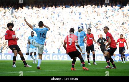 Fußball - Barclays Premier League - Manchester City / Manchester United - Etihad Stadium. Sergio Aguero von Manchester City erzielt das erste Tor seines Spielers Stockfoto