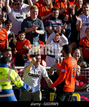 Nadir Ciftci von Dundee United feiert mit den Fans, nachdem er beim schottischen Premiership-Spiel im Tannadice Park in Dundee Punkten konnte. Stockfoto