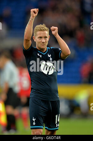 Lewis Holtby von Tottenham Hotspur feiert nach dem Schlusspfiff den Sieg Stockfoto