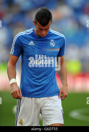 Gareth Bale von Real Madrid verlässt das Feld während des Warm-Up, nachdem er sich vor dem Spiel der La Liga in Santiago Bernabeu, Madrid, Spanien, verletzt hat. Stockfoto