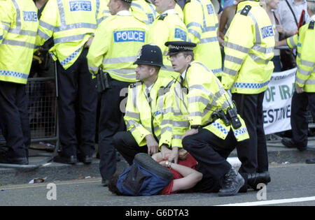 Der Protestierende wird von der Polizei während einer Demonstration vor den Toren der Downing Street in London vor der Ankunft des israelischen Premierministers Ariel Sharon zurückgehalten. Stockfoto