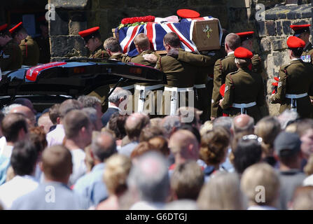 Soldaten tragen den Sarg von Lance Corporal Ben Hyde in die All Saints Church, Northallerton, North Yorks. Tausende säumten die Straßen für die Beerdigung von Lance Corporal Hyde, einer von sechs Royal Military Polizisten, die im Irak während eines Hinterhalts auf einer zivilen Polizeistation getötet wurden. Stockfoto