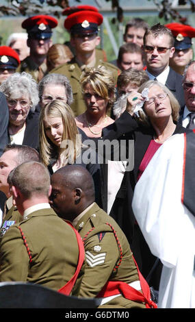 Sarah Tash (C) die Freundin von Lance Corporal Ben Hyde und seiner Mutter Sandra (R) bei seiner Beerdigung in Northallerton. Tausende säumten die Straße für die Beerdigung von Lance Corporal Hyde, einer von sechs Royal Military Polizisten, die im Irak während eines Hinterhalts auf einer zivilen Polizeistation getötet wurden. Stockfoto