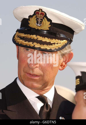 Der Prinz von Wales, in der Uniform eines Royal Navy Vice Admiral, spricht mit der Besatzung des Segelschiffs Adventure. Das Boot, das ein Geschenk der Royal Navy an die Russische Marine ist, ist im Hafen von St. Petersburg, Nordrussland, verankert. * die Typ-23-Fregatte HMS St. Albans und ihre 180 Mann Besatzung reisten ebenfalls in die Stadt, um das 300-jährige Bestehen der russischen Ostseeflotte und die langjährige Zusammenarbeit zwischen den russischen und britischen Marinestreitkräften zu feiern. Stockfoto