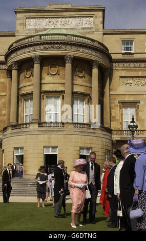 Die britische Königin Elizabeth II. Trifft Gäste während einer Gartenparty in den Gärten des Buckingham Palace - ihrer offiziellen Londoner Residenz. * die Königin sollte in Rente gehen dürfen, und der Prinz von Wales sollte Camilla Parker Bowles heiraten können, ohne Erlaubnis zu erbitten, gemäß den Vorschlägen, die am Donnerstag zur Reform der Monarchie durch den einflussreichen linken Think Tank Fabian Society vorgelegt wurden, Die argumentierte, dass die Monarchie zu ändern, wenn es um die Aufrechterhaltung der öffentlichen Unterstützung. Stockfoto