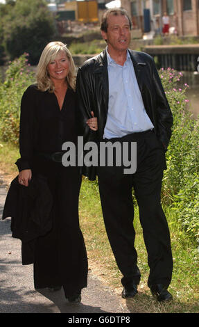 Schauspieler Leslie Grantham mit Schauspielerin Letitia Dean während einer Fotoserie, um die Rückkehr seiner Figur 'Dirty Den' in die BBC SOAP Eastenders in Alperton, London, vorzustellen. Grantham verließ das Programm im Jahr 1989. Stockfoto