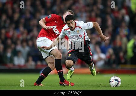 Fußball - Capital One Cup - Dritte Runde - Manchester United gegen Liverpool - Old Trafford. Phil Jones von Manchester United (links) und Luis Suarez von Liverpool kämpfen um den Ball Stockfoto