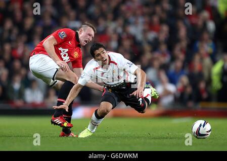 Fußball - Capital One Cup - Dritte Runde - Manchester United gegen Liverpool - Old Trafford. Phil Jones von Manchester United (links) und Luis Suarez von Liverpool kämpfen um den Ball Stockfoto