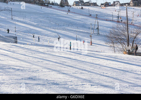 Skifahren und Rutschen, Winterzeit im Tatra-Gebirge. Stockfoto