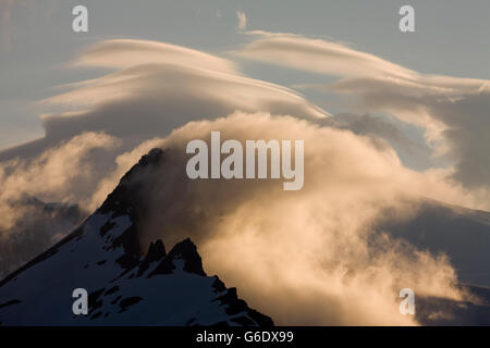 USA, Alaska, Katmai Nationalpark, windgepeitschten Wolken über vergletscherte Berge entlang Hallo Bay bei Sonnenuntergang am Sommerabend Stockfoto