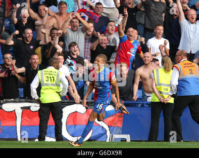 Dwight Gayle von Crystal Palace feiert sein zweites Tor Das Spiel Stockfoto