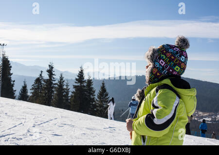 Skifahren und Rutschen, Winterzeit im Tatra-Gebirge. Stockfoto